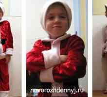 Деца, облечени като Дядо Коледа с ръцете си