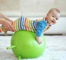 Гимнастика топка бебе: спортувам с първите дни на живота