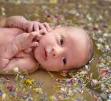 Как да се къпе новородено бебе в тревата