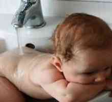Как да се отмие новородено момиче или момче?