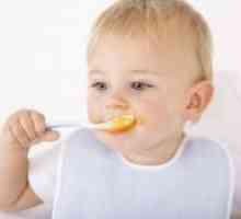 Как да се научи детето да яде с лъжица себе си