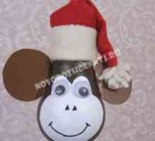 Коледна играчка маймуна на дърво на електрически крушки