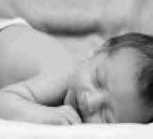 Новородените деца. Къпане и повиване - видео