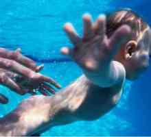 Малко дете Плуване