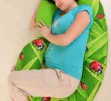 Възглавница за бременни жени с ръцете си