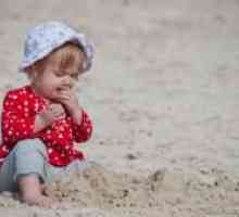 Бебе яде пясък