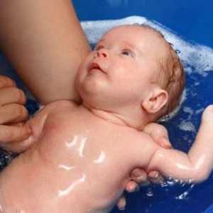 Как да се къпе новородено в маргаритка