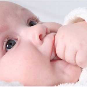 Как най-добре да се отбие бебето суче пръстите си?