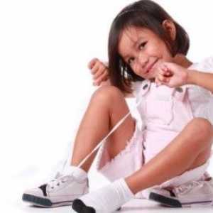 Как да се научи детето да завърже връзките на обувките