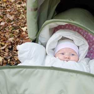 Как да се облича бебето на разходка