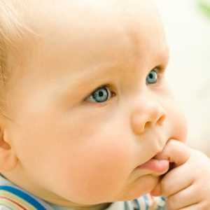 Как да се отбие бебето суче пръстите?