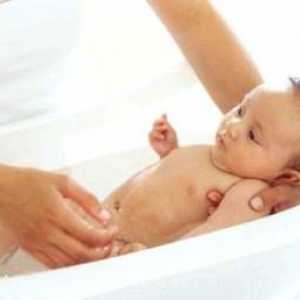 Как да се отмие и се къпят на новородено бебе момче