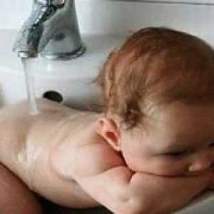 Как да се отмие новородено момиче или момче?