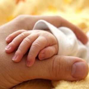Как да се намали вашите нокти при новородено?