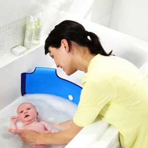 Как да се къпе новородено бебе