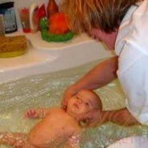Как да се къпе новородено бебе?