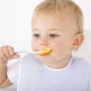 Как да се научи детето да яде с лъжица себе си