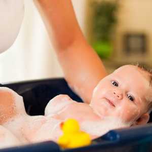 Кога и как за първи път да се къпе новороденото бебе
