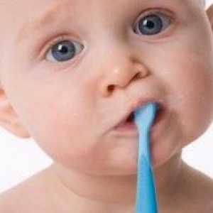 Кога да започнете да си мият зъбите на детето си?