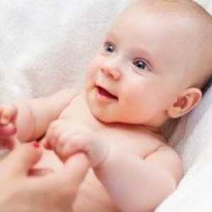 Когато бебетата започват да се види и чуе на света около нас? Когато чуят и се усмихва на майка ми?