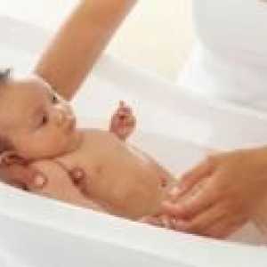 Къпане на новородено бебе