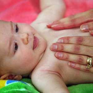 Масаж на бебето след 2 месеца - упражнения примери