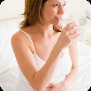 Възможно ли е за бременни жени, за да пият газирана вода?