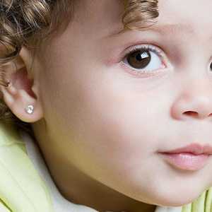 Възможно ли е в ранна възраст обица на ухото на детето?