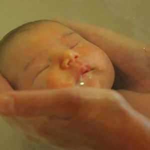 Първият къпане на новороденото - определи оптималната температура на водата