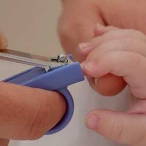 Изрежете си ноктите на бебето: това ще отнеме и кога да започнете?