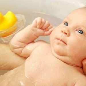 На каква температура да се къпе новороденото бебе и как да го направя?
