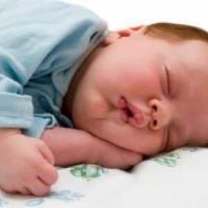 Дете хърка в съня си