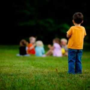 Детето няма никой приятели: как да се справят с детска самота?
