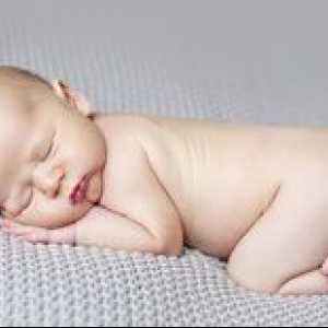 Колко спи новороденото?