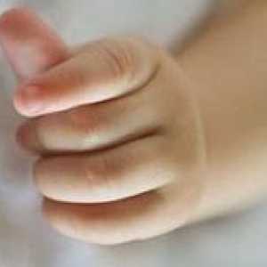 Ексфолирайте ноктите на бебето