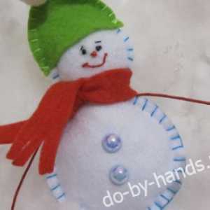 Снежен човек, направен от филц с ръцете си